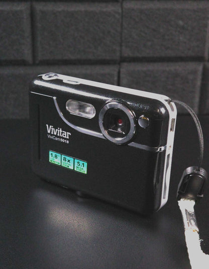 Vivitar Vivicam 5018 Y2K Compact 5.1MP Digital Camera & Batteries - Working