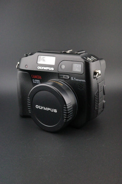Olympus CAMEDIA C-5060 Retro 5.1MP Flip Screen Digital Camera + Card - Working