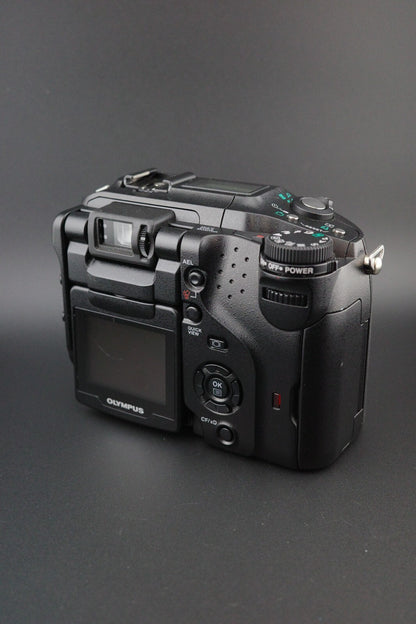 Olympus Digital Camera C-5060 Wide Zoom Flip Screen 5.1MP, Battery, Card & Bag