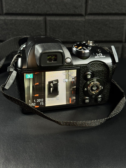 Fuji Finepix S4900 14MP 30x Zoom Digital Bridge Camera Starter Bundle -Working