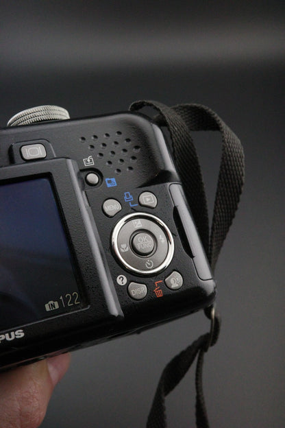 Olympus SP-565UZ 10MP CCD 20x Zoom Digital Camera + Batteries Tested & Working