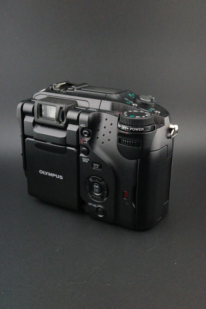 Olympus CAMEDIA C-5060 Retro 5.1MP Flip Screen Digital Camera + Card - Working