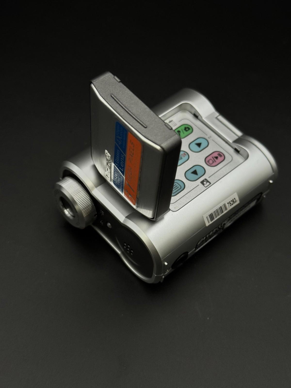 Boxded & Working Digigr8 DV182 Silver Compact Digital Video Camera + Batteries