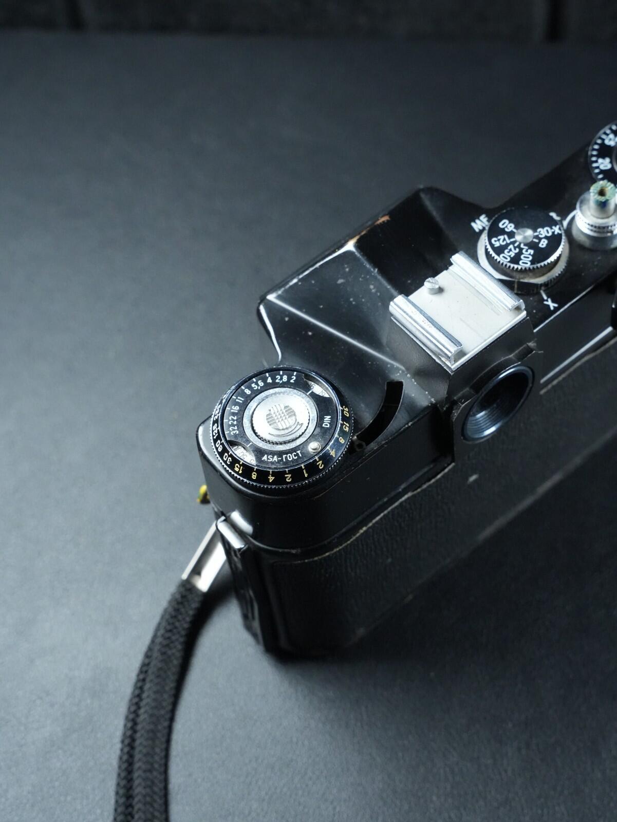 Zenit EM Vintage 35mm SLR Film Camera Body Only - Faulty Light Meter (Z550)