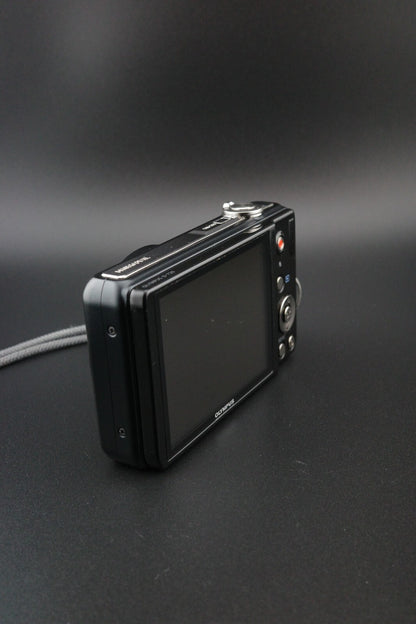 Olympus D-720 14MP 10x Zoom Digital Camera + New Battery & Charger - Working