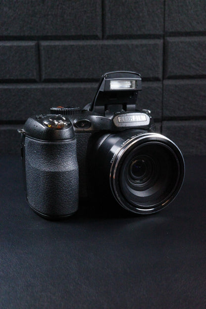 Fujifilm FinePix S2950 14.0MP Digital Camera + Batteries - Tested & Working