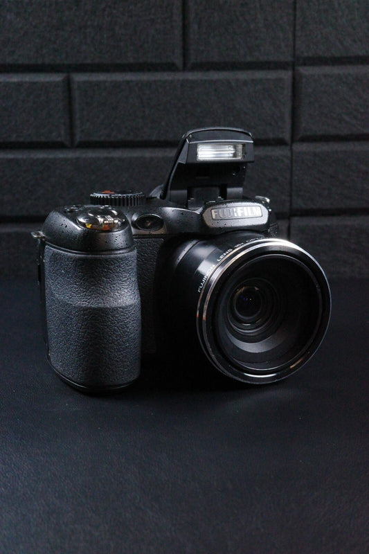 Fujifilm FinePix S2950 14.0MP Digital Camera + Batteries - Tested & Working