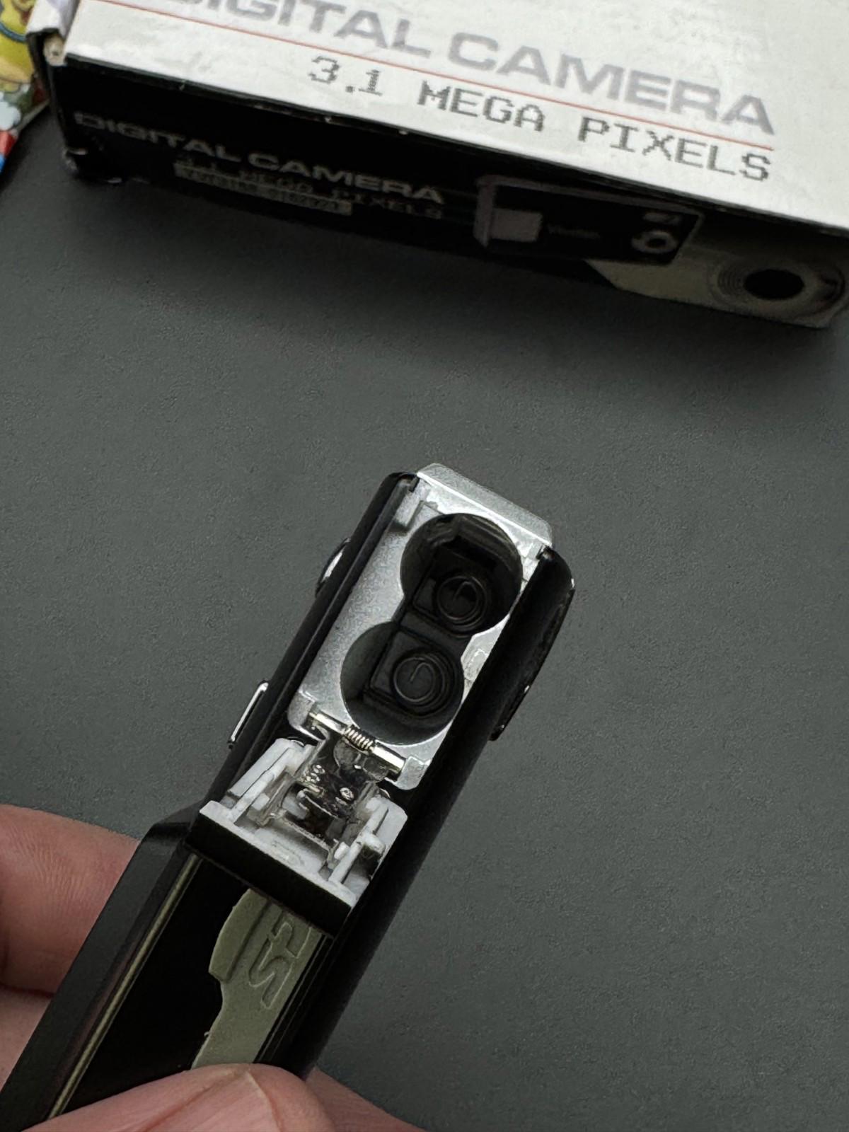 Vivitar Vivicam 3188 3.1MP Compact Digital Camera + Batteries - Boxed & Working