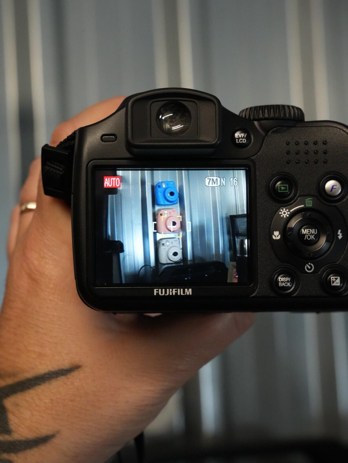 Fujifilm FinePix S5700 7.1MP Digital Bridge Camera 10x Zoom + 32MB Card Working