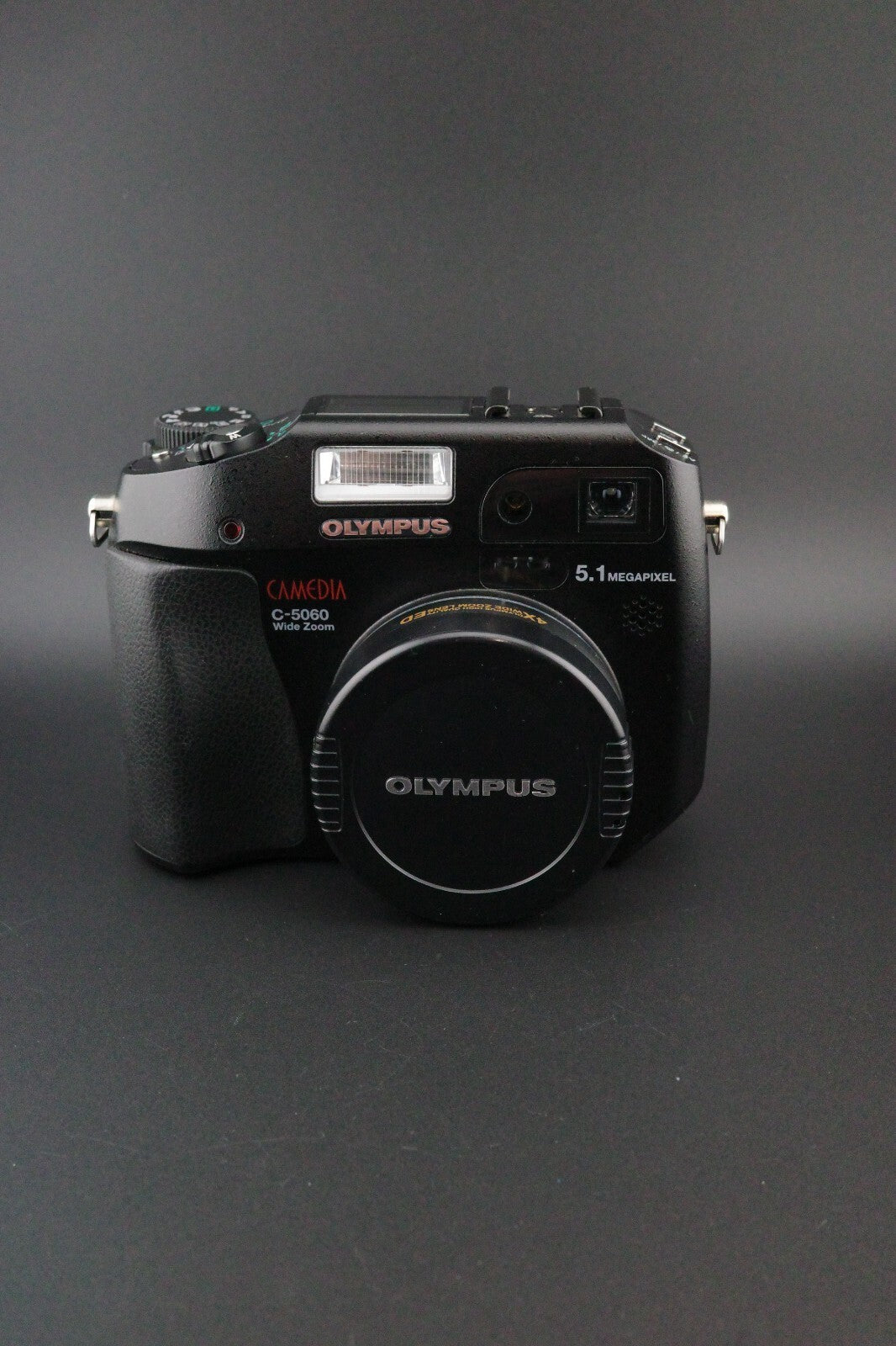 Olympus CAMEDIA C-5060 Retro 5.1MP Flip Screen Digital Camera + Card - Working