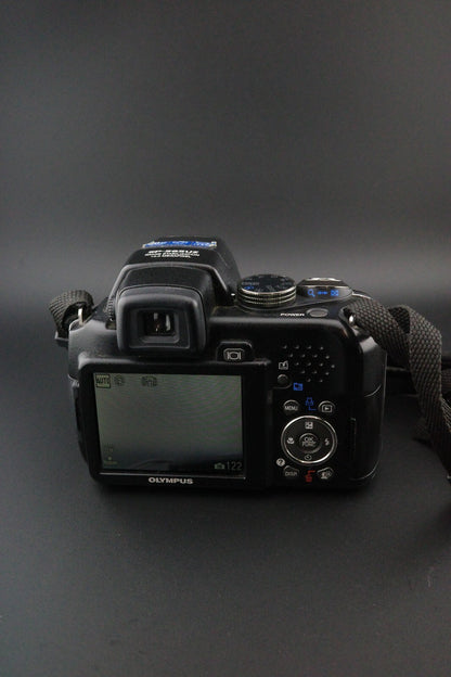 Olympus SP-565UZ 10MP CCD 20x Zoom Digital Camera + Batteries Tested & Working