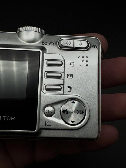 Vivitar ViviCam 5385 Digital Camera 5.0MP 3x Zoom + Batteries - Tested & Working