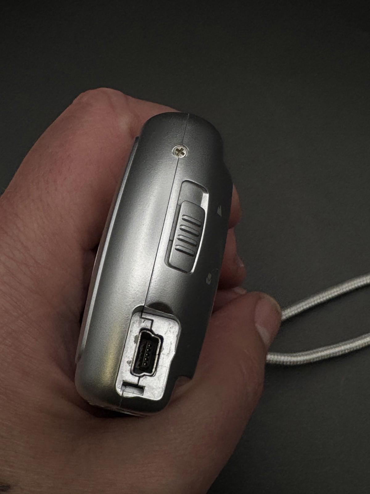 Fully Working Vivitar ViviCam 3105s 3.2MP Digital Camera + New Case & Batteries