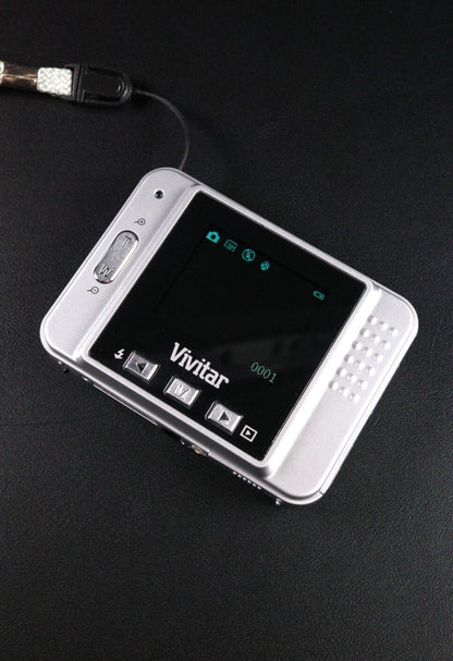Vivitar Vivicam 5018 Y2K Compact 5.1MP Digital Camera & Batteries - Working