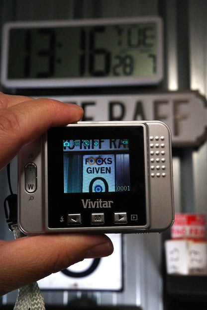 Vivitar Vivicam 5018 Y2K Compact 5.1MP Digital Camera & Batteries - Working