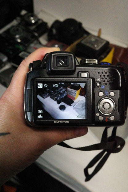 Olympus SP-565UZ 10MP CCD 20x Zoom Digital Camera + Batteries Tested & Working
