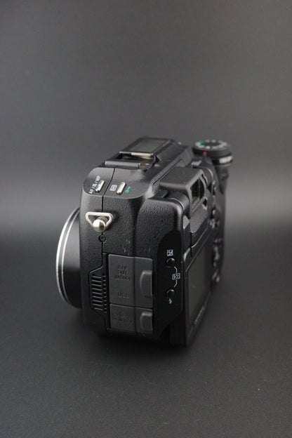 Olympus Digital Camera C-5060 Wide Zoom Flip Screen 5.1MP, Battery, Card & Bag