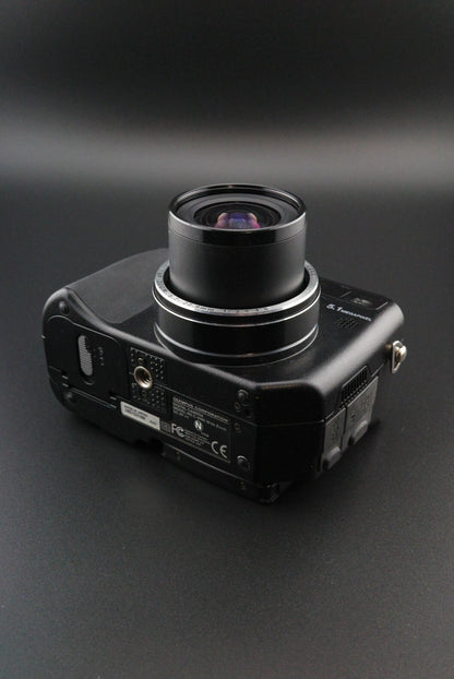 Olympus Camedia C-5060 Digital Camera 5.1MP + Card, Battery + Charger - Working