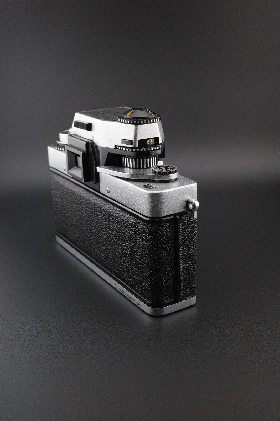 Exakta RTL 1000 35mm Vintage Camera, TTL Penta Prism - Body Only - Untested