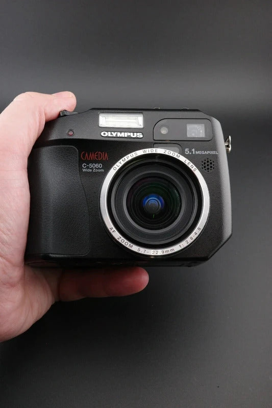 Olympus Camedia C5060 5.1MP Digital Camera + 2GB Lexar Pro CF Card & New Battery