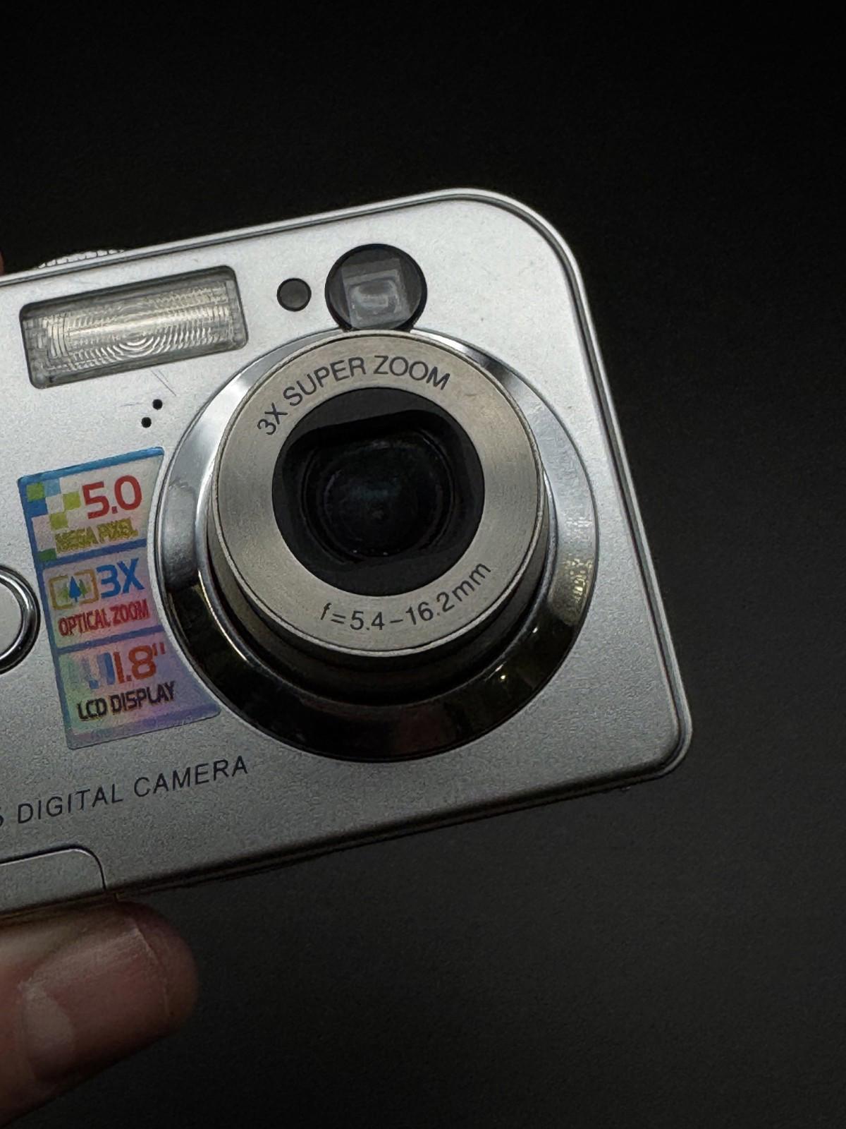 Vivitar ViviCam 5385 Digital Camera 5.0MP 3x Zoom + Batteries - Tested & Working