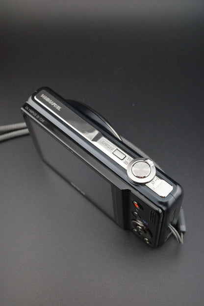 Olympus D-720 14MP 10x Zoom Digital Camera + New Battery & Charger - Working