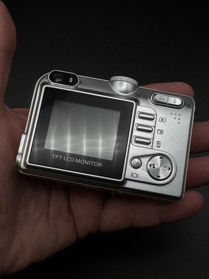 Vivitar ViviCam 5385 Digital Camera 5.0MP 3x Zoom + Batteries - Tested & Working