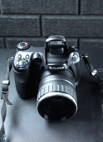 Fujifilm FinePix S5600 Digital Bridge Zoom Camera 5.1MP & Lowepro Case - Working