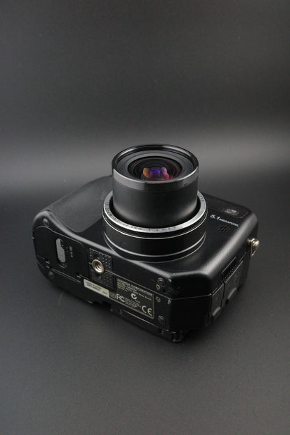 Olympus C-5060 Wide Zoom 5.1MP Digital Camera, 1GB Lexar CF Card & Bag - Working