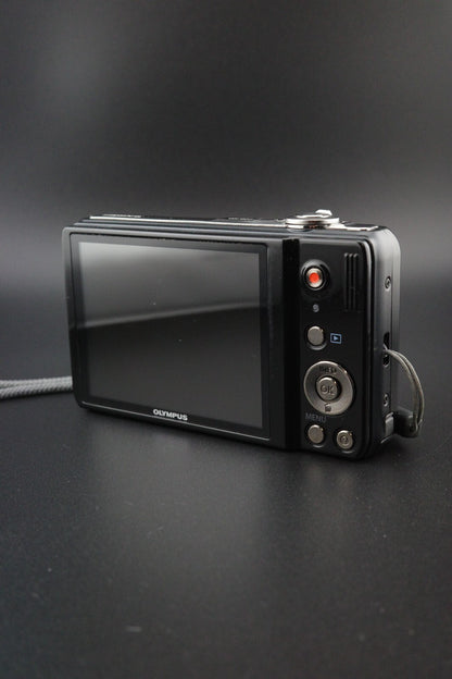 Olympus D-720 14MP 10x Zoom Digital Camera + New Battery & Charger - Working