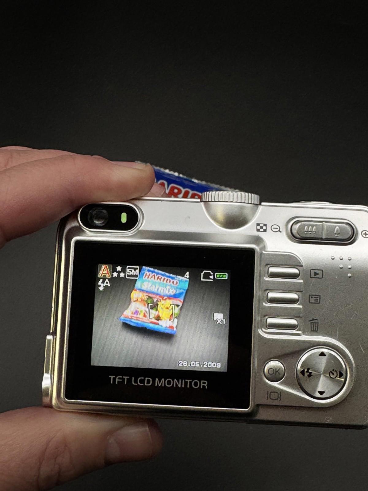 Vivitar ViviCam 5385 Digital Camera 5.0MP 3x Zoom + Batteries - Tested & Working