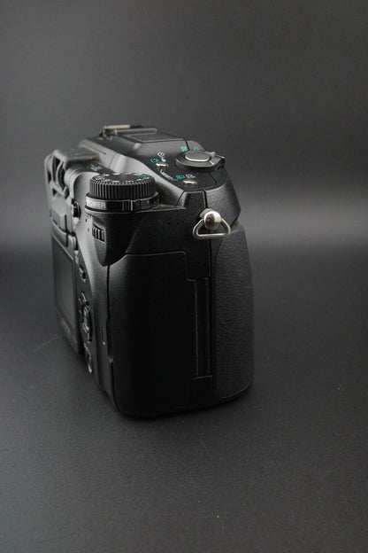 Olympus C-5060 Wide Zoom 5.1MP Camera + 512MB CF Card, New Battery and Bag
