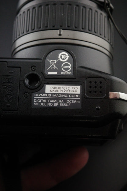 Olympus SP-565UZ 10MP CCD 20x Zoom Digital Camera + Batteries Tested & Working