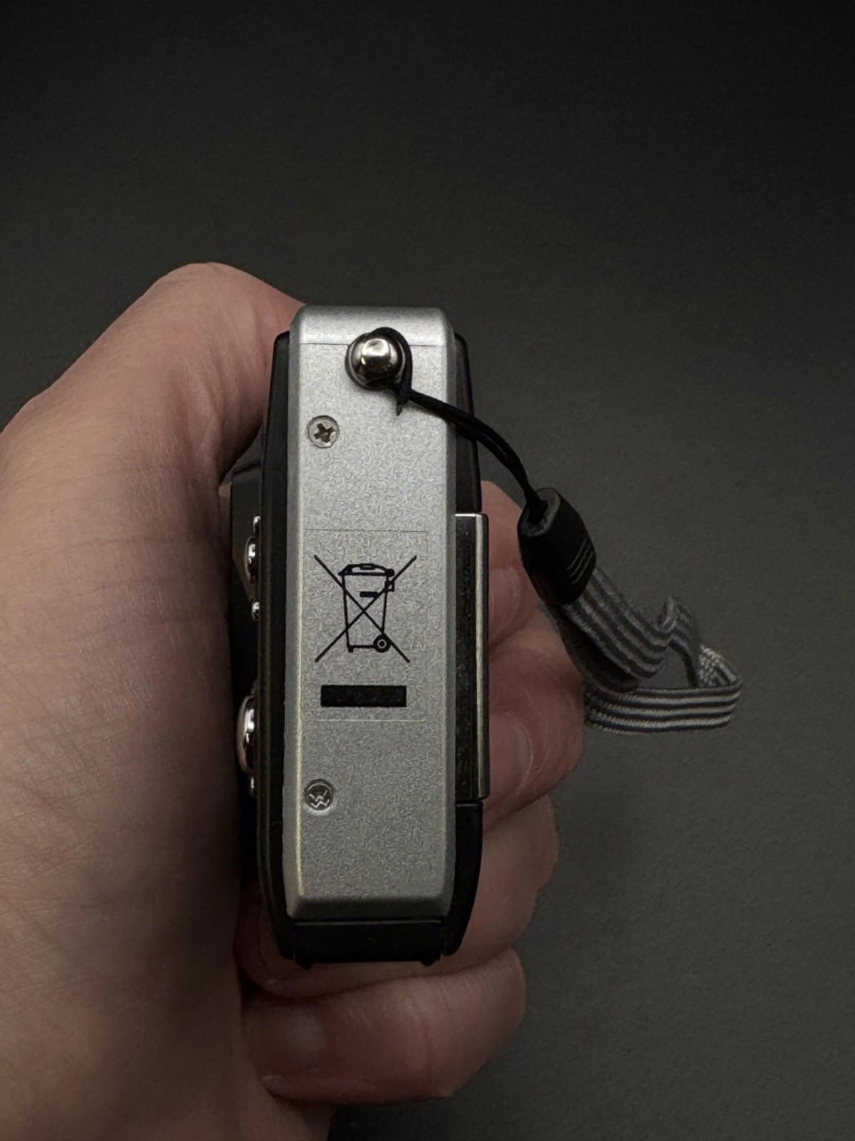 Fully Working Vivitar 3.1 Mega Pixels Compact Digital Camera + Case & Batteries