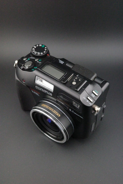 Olympus CAMEDIA C-5060 Retro 5.1MP Flip Screen Digital Camera + Card - Working