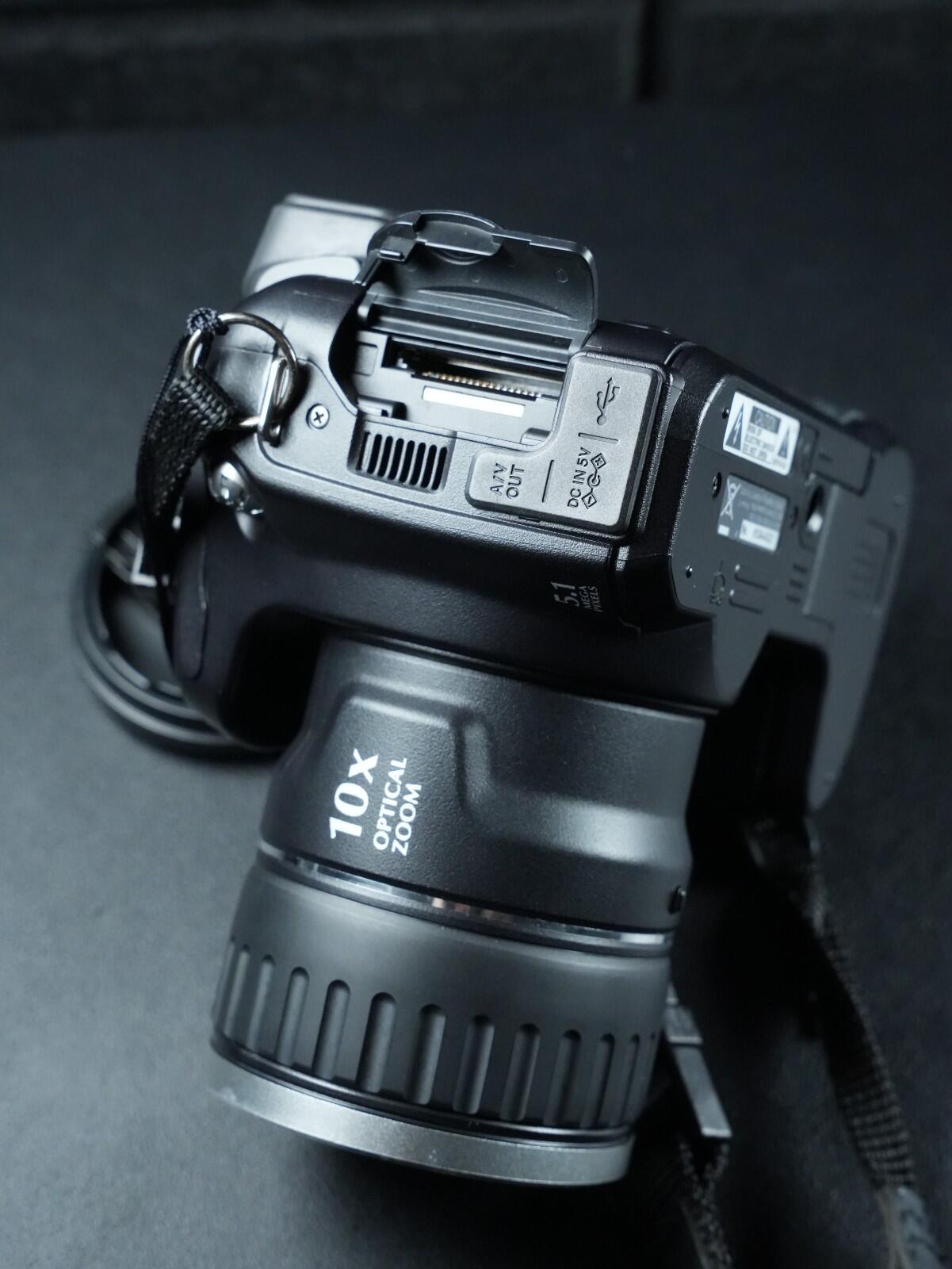 Fujifilm FinePix S5600 Digital Bridge Zoom Camera 5.1MP & Lowepro Case - Working