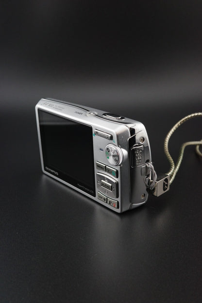 Olympus Mju 820 8MP CCD Digital Camera + New Battery and Case Tested & Working