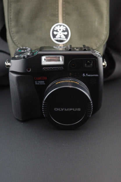 Olympus Digital Camera C-5060 Wide Zoom Flip Screen 5.1MP, Battery, Card & Bag