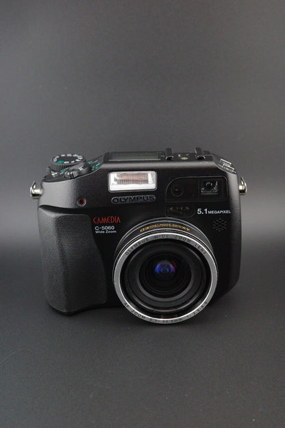 Olympus Digital Camera C-5060 Wide Zoom Flip Screen 5.1MP, Battery, Card & Bag