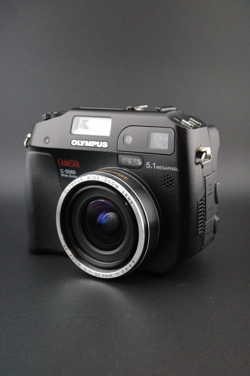 Olympus CAMEDIA C-5060 Retro 5.1MP Flip Screen Digital Camera + Card - Working