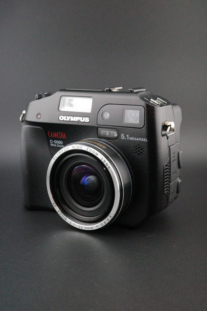 Olympus CAMEDIA C-5060 Retro 5.1MP Flip Screen Digital Camera + Card - Working