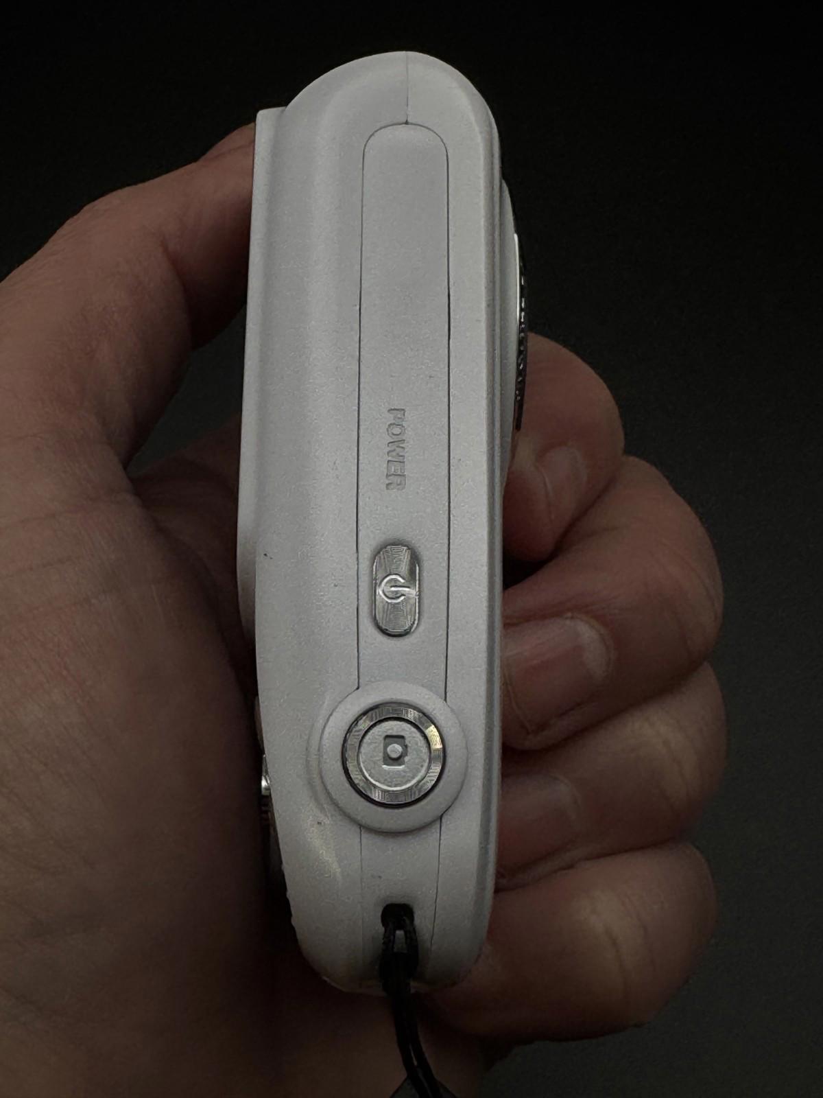 Vivitar Vivicam 7122 Digital Camera 7.1 MP + Batteries Tested and Fully Working