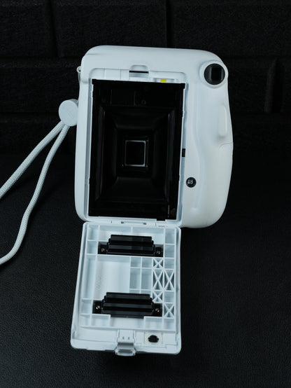 Boxed Fujifilm Instax Mini 11 White Instant Camera - Works Perfectly (424)