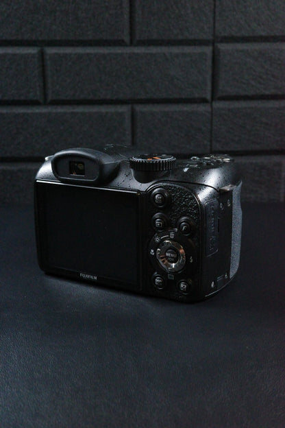 Fujifilm FinePix S2950 14.0MP Digital Camera + Batteries - Tested & Working