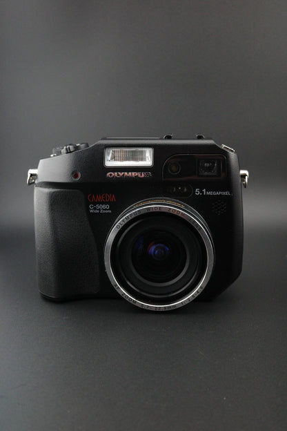 Olympus C-5060 Wide Zoom 5.1MP Camera + 512MB CF Card, New Battery and Bag