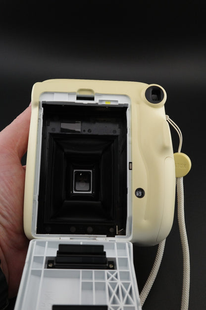 Working Fujifilm Instax Mini 11 White Instant Camera + Batteries - Read Details