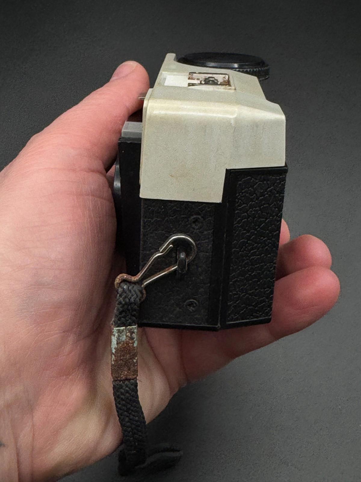 Vintage 1960's Kodak Instamatic 25 Retro 126 Film Camera - Winds & Fires (C177)