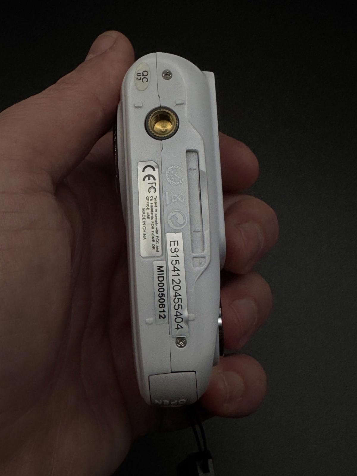 Vivitar Vivicam 7122 Digital Camera 7.1 MP + Batteries Tested and Fully Working