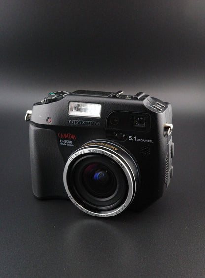 Olympus Camedia C-5060 Digital Camera 5.1MP + Card, Battery + Charger - Working