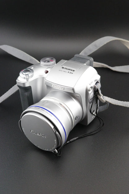 Fujifilm Finepix S304 3.2mp Digital Zoom Camera + XD Card & Batteries - Working